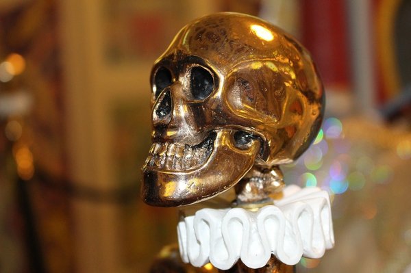 Comment associer bijoux et vêtements tête de mort pour un look parfait