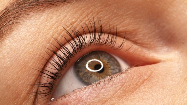 Découvrez les bienfaits d'un contour des yeux liftant